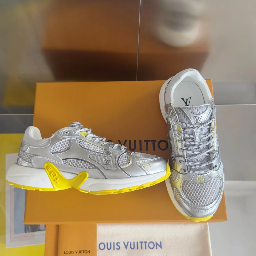 Top version: Couple model 640💰 LV Louis Vuitton L House Donkey Brand Latest Olympia Series Couple Model Silver Horn King Casual Sports Shoes Running Shoes This LV Olympia sports shoe combines mesh fabric and metallic synthetic leather and other technical fabrics to reinterpret the classic running shoe design with a neat and simple design. Lightweight EVA outsole provides a stretchy fit. Rich details such as Monogram embossing and LV letters establish recognition. Exquisite packaging at the delivery counter🛍📦 ▪️Fabric: original imported technical fabric + mesh ▪️Inner lining: original customized breathable mesh ▪️Sole: original molded rubber foam material ▪️Sole thickness: 3.5CM ▪️Size: women's 35-40 / men's 39-44